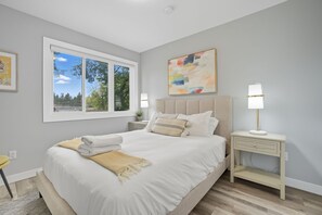 6 slaapkamers, een bureau, een strijkplank/strijkijzer, reisbedje