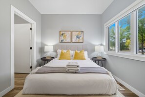 6 bedrooms, desk, iron/ironing board, travel cot