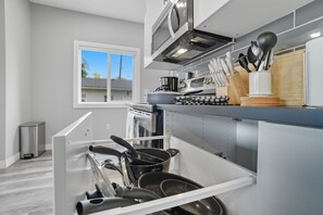 Een koelkast, een microgolfoven, een oven, een kookplaat