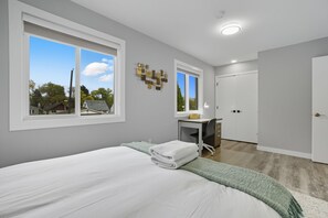 4 soveværelser, skrivebord, strygejern/strygebræt, weekendseng