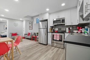 Refrigerador, microondas, horno y parrilla de estufa 