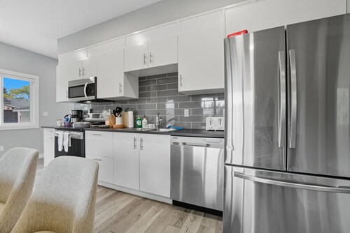 Monica - Large 4 BR 4B Home in Central Location!