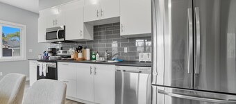 Monica - Large 4 BR 4B Home in Central Location!