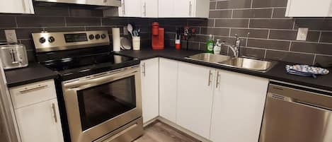 Réfrigérateur, micro-ondes, four, plaque de cuisson