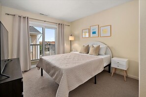 2 makuuhuonetta, työpöytä, Wi-Fi, vuodevaatteet