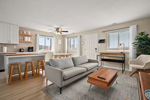 TV - Nicely Updated Two Bedroom Bayside OC Condo (Ocean City)
