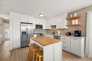 Réfrigérateur, four à micro-ondes, un four, surface de cuisson