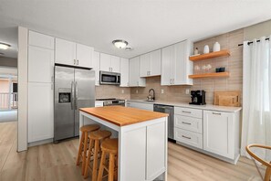 Refrigerador, microondas, horno y parrilla de estufa 