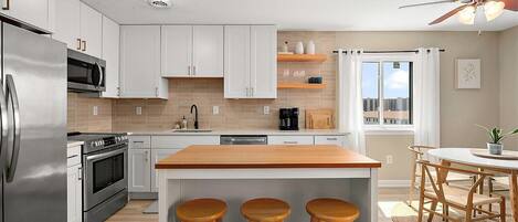 Jääkaappi, mikroaaltouuni, uuni, liesi