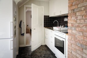 Refrigerador con freezer, microondas, horno, placa de cocina