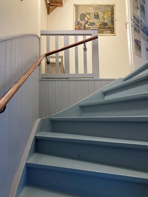 Handrails in stairways - Snickaren Vandrarhem Own apartments (Grastorp)