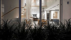 A modern interior with a staircase, a dining area, and a living room. - Carmelo  Tulip Villa (Kfar Shmaryahu)