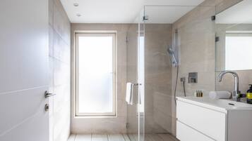 Douche, sèche-cheveux, serviettes fournies