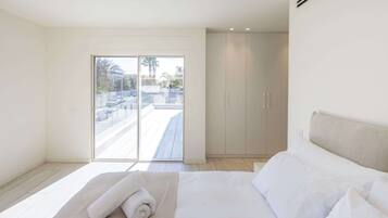 5 chambres, bureau, fer et planche à repasser, lit parapluie