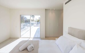 5 chambres, bureau, fer et planche à repasser, lit parapluie