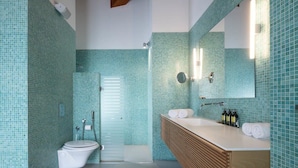 Dusche, Haartrockner, Handtücher
