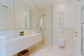 Shower, hair dryer, towels - Carmelo  Gordon Sunset with MAMAD (Tel Aviv-Yafo)