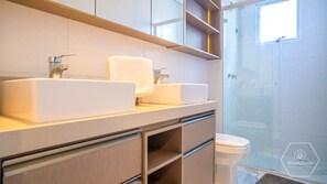 Basic Apartment | Bathroom | Shower, towels - Ap Alto Padrão em Jurerê a 100m da Praia (Florianópolis)