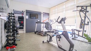 Ett gym med löpband, crosstrainers och fria vikter.