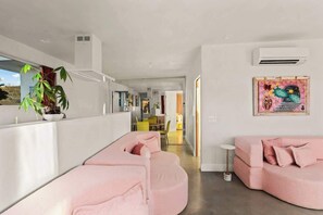 Fernseher, Bücher, Arbeitsbereiche