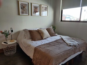 2 bedrooms, desk, iron/ironing board, WiFi
