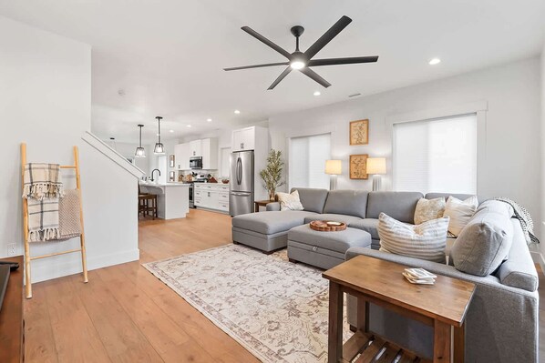 TV, stereo, offices - The Townhouse on Highland  – Near Greenbelt (Boise)