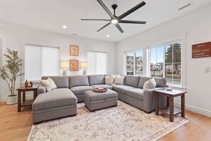 テレビ、ステレオ、書斎 / ワークスペース