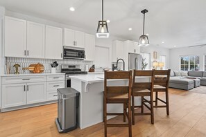 冷蔵庫、電子レンジ、オーブン、コンロ