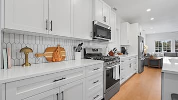 Jääkaappi, mikroaaltouuni, uuni, liesi