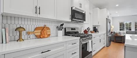 Een koelkast, een magnetron, een oven, een kookplaat