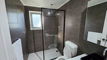 SĂšche-cheveux, serviettes fournies, savon, papier toilette