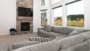 Smart TV, fireplace - Cabin getaway on 10 acres w/ wifi and fishing pond in Swan Valley (Swan Valley)