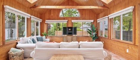 Televisión, futbolito, oficina