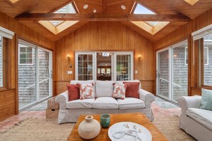 TV, fotballspill og kontorer