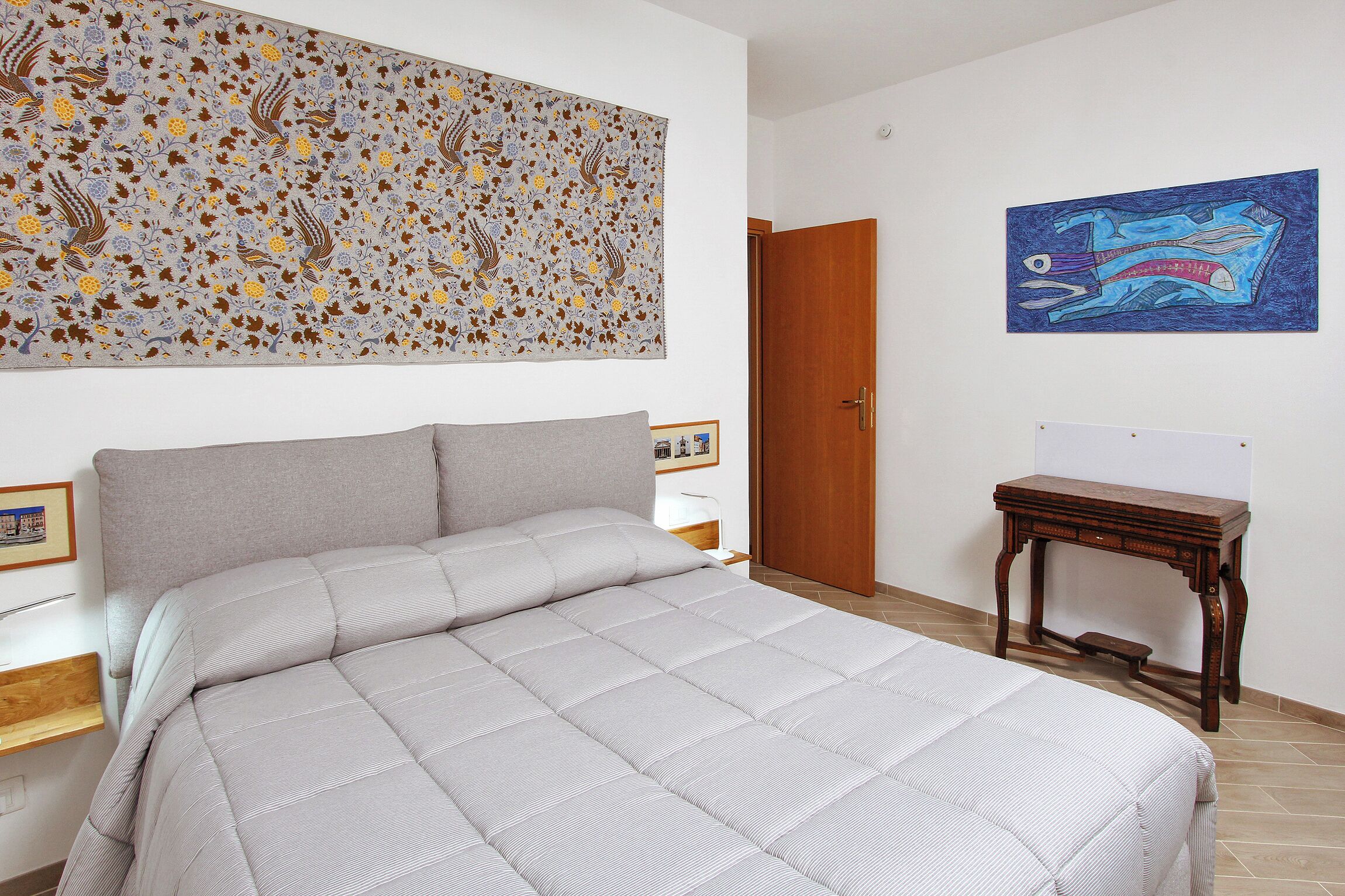 1 間睡房、房內夾萬、書桌、熨斗/熨衫板