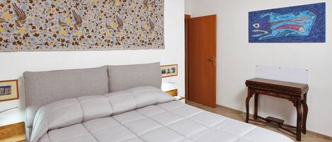 1 間睡房、房內夾萬、書桌、熨斗/熨衫板