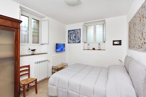 1 quarto, cofres nos quartos, escrivaninha