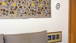 1 室のベッドルーム、セーフティボックス (室内)、デスク、アイロン / アイロン台