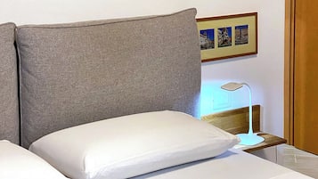 1 Schlafzimmer, Zimmersafe, Schreibtisch, Bügeleisen/Bügelbrett