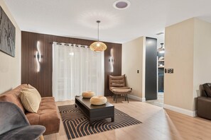 テレビ、暖炉、書庫、書斎 / ワークスペース