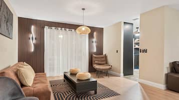 Een televisie, een open haard, boeken en een kantoor