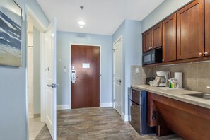 冷蔵庫、電子レンジ、コーヒー / ティーメーカー、ハイチェア