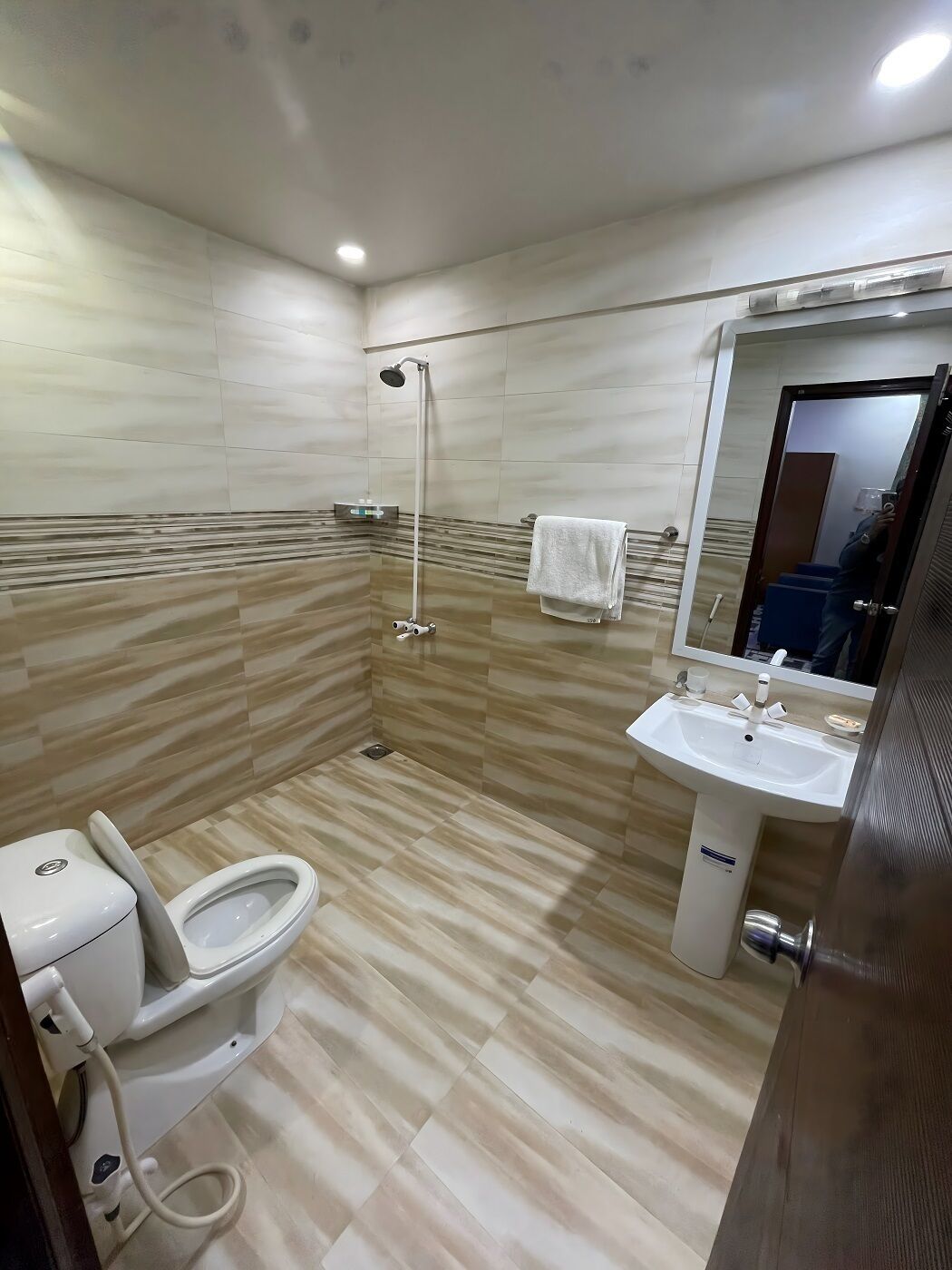 Deluxe Room | Bathroom | Towels, soap, shampoo, toilet paper