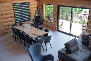 Fernseher, Kamin, Stereoanlage