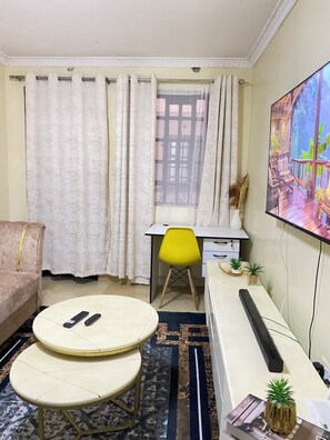 Smart TV - Cozy 2-bedroom apartment In Mirema ideal for Long -Stays (with King Bed) (Nairobi)