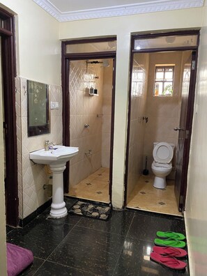 Shower, towels, soap, toilet paper - Cozy 2-bedroom apartment In Mirema ideal for Long -Stays (with King Bed) (Nairobi)