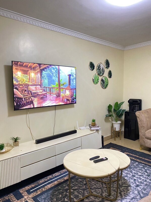 Smart TV - Cozy 2-bedroom apartment In Mirema ideal for Long -Stays (with King Bed) (Nairobi)