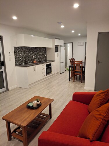 Holly's Flat
Close to Ferry! Plus EV!