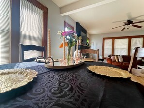 A room with a bed, a side table with a tray, a mirror, and a vase with flowers. - Come home to Kenwood 2 bed pet friendly free park conveniently in Syracuse  (Syracuse)