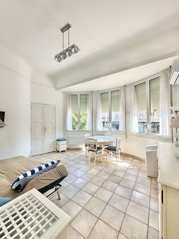 2 soverom, strykejern/-brett og sengetøy